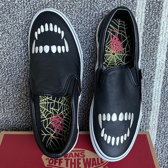 Vans Classic Slip-On Fangs Black/True White MENS - Picture 13 of 16
